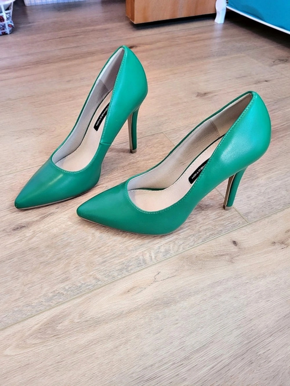 French Connection Sierra Kelly Green Pointed Toe Pumps Size 6